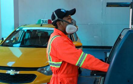 En Quito, seis centros de revisión técnica vehicular están habilitados para realizar el trámite de los automotores.