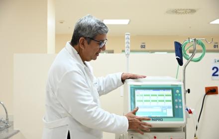 El Instituto Ecuatoriano de Seguridad Social recibe máquinas de hemodiálisis en el Hospital Los Ceibos