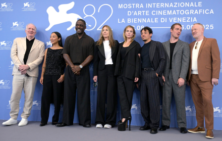 Tracy Letts, Greta Lee, Idris Elba, la director Kathryn Bigelow, Rebecca Ferguson, Anthony Ramos, Gabriel Basso y Jared Harris posan durante la presentación de A house of dynamite en la edición 82 del Festival de Cine de Venecia. EFE/EPA/RICCARDO ANTIMIAN