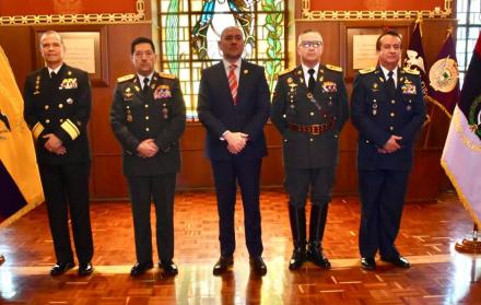 Desde la izquierda, los nuevos comandantes: Ricardo Unda (Fuerza Naval), Henry Delgado (jefe del Comando Conjunto de las FF.AA.); Iván Vásconez (Fuerza Terrestre y Mauricio Salazar (FAE).