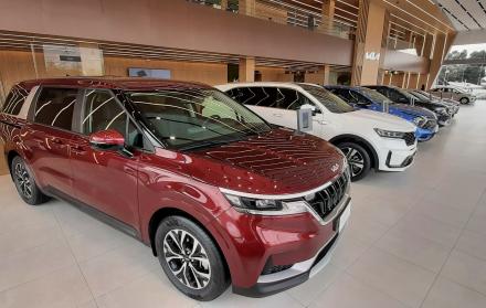 Autos de varios modelos en el concesionario de KIA, en Quito.