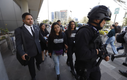 Hijas de Fernando Villavicencio saliendo de la audiencia.