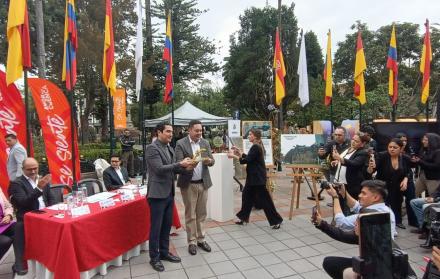 monumento revolver anudado