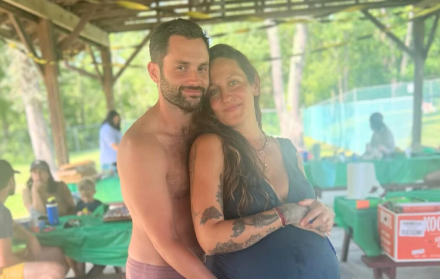 Penn Badgley y Domino Kirke dan la bienvenida a gemelos