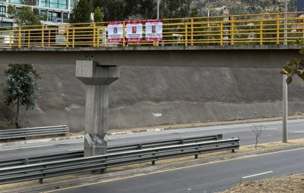 Los ciudadanos venezolanos en Quito colocaron afiches contra Nicolás Maduro, en la Ruta Viva, durante la visita de Marco Rubio.