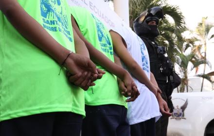 Estudiantes detenidos en colegio de Pascuales