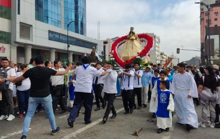 Fieles católicos marchan en el centro de Guayaquil durante la procesión mariana en honor a la Virgen.