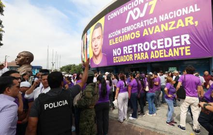 Militantes del movimiento ADN esperan al presidente Daniel Noboa en el Coliseo Voltaire Paladines Polo, durante la convención nacional 2025 en Guayaquil.