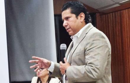 El asambleísta de ADN, Adrián Castro, solicitó a Fiscalía investigar a Richard Gómez, a quien el Ministerio de Trabajo señala por supuestamente haber vaciado una cuenta del Comité de empresa de CNEL.