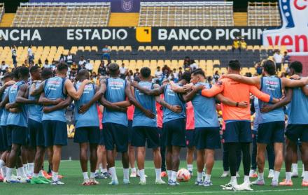 Ecuador y su oración antes de su entrenamiento en el estadio Monumental.
