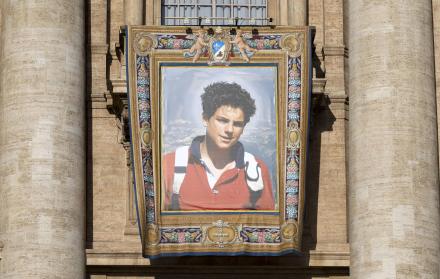El retrato de Carlo Acutis en la Plaza de San Pedro para su canonización, en el Vaticano, el 7 de septiembre de 2025.