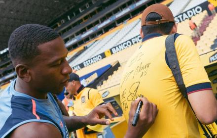 Pervis Estupiñán en la firma de autógrafos en el estadio Monumental.