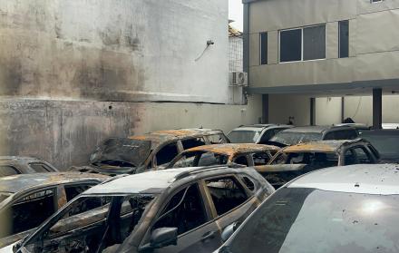 incendio en patio de vehículos de Guayaquil