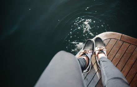 ¿Cómo usar Sperry Top-Sider hoy? 5 outfits modernos para hombre y mujer
