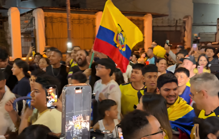 Hinchas gritan en contra del Técnico de la selección ecuatoriana.