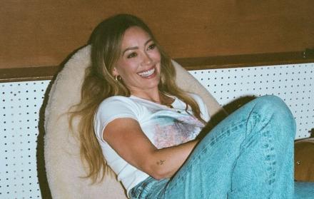 Hilary Duff en su firma de contrato discográfico.
