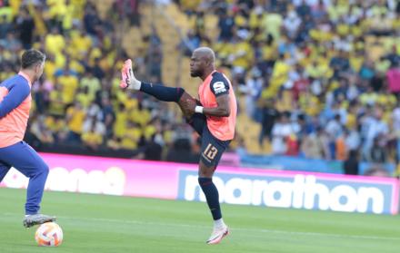 Enner Valencia en el calentamiento antes del Ecuador vs Argentina.