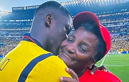 Doña Carmen Corozo protagoniza un abrazo que deja sin palabras a los hinchas