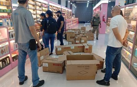 Personal del SRI decomisa mercadería irregular.