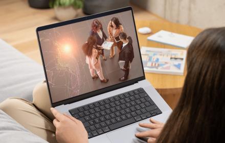 Una mujer participa en feria laboral virtual