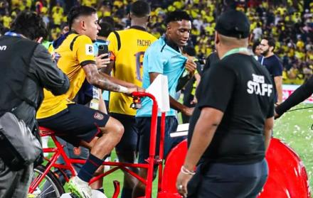 Kendry Páez y el triciclo de los helado en el festejo en el estadio Monumental.