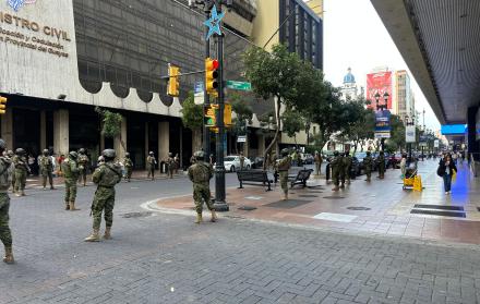 La calle 9 de octubre amaneció militarizada por la marcha convocada por el presidente Daniel Noboa.