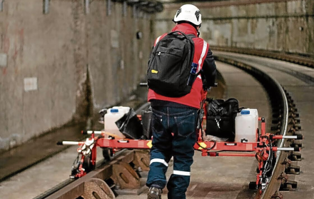 El Metro de Quito dice que este es un equipo de auscultación por ultrasonido automático.