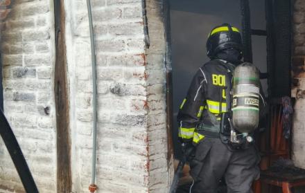 Imagen referencial del sofocamiento de un incendio. El Cuerpo de Bomberos de Quito acudieron a la vivienda abandonada y apagaron las llamas.