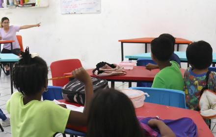 Menores asisten a clases