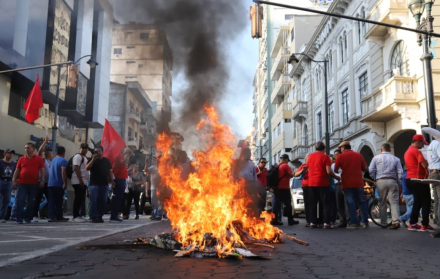 Marchistas quemaron monigote del presidente Daniel Noboa.