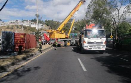 Una grúa telescópica llegó al sector de Puengasí, para remover el tráiler que se volcó en la avenida Simón Bolívar.