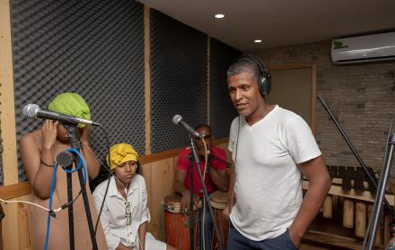 LARRY PRECIADO EN ESTUDIO MUSICAL