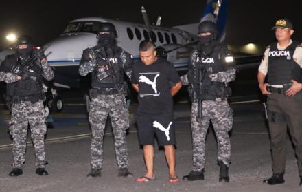 Alias Topo fue llevado a la cárcel la Roca en un convoy de seguridad.