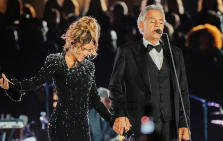 Karol G y Andrea Bocelli en el Vaticano