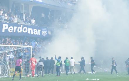 Capwell otra vez en problemas: Emelec arriesga sanción tras desmanes en el Clásico.