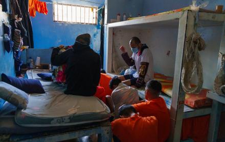 Fotografía que muestra a reclusos de la Penitenciaría del Litoral este domingo, en Guayaquil