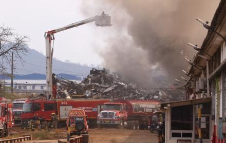 Decenas de bomberos llegaron a sofocar las llamas.