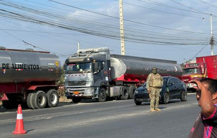 Vehículos de transporte pesado estacionados en Manta durante jornada de brazos caídos por alza del diésel.