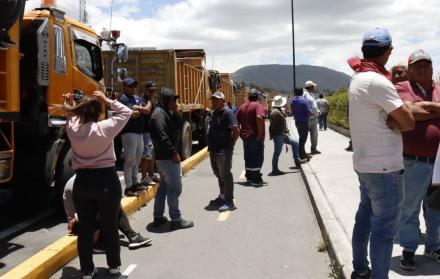 Cierre. Más de 10 volquetas bloquearon la avenida Simón Bolívar, a la altura del intercambiador con la av. Panamericana Norte.