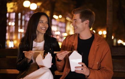 amigos-sonrientes-de-tiro-medio-comiendo-juntos