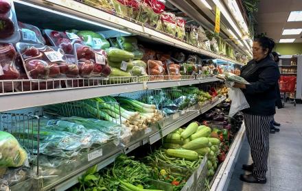 Una mujer compra alimentos en un supermercado.
