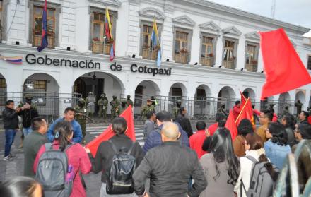 Manifestantes del Frente Popular llegan a la Gobernación de Cotopaxi durante una jornada de protesta.