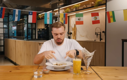 Ibai Llanos probando el encebollado ecuatoriano.