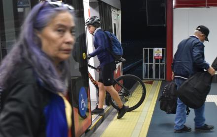 Los usuarios tienen dos horarios disponibles para llevar a las bicicletas en el Metro de Quito.