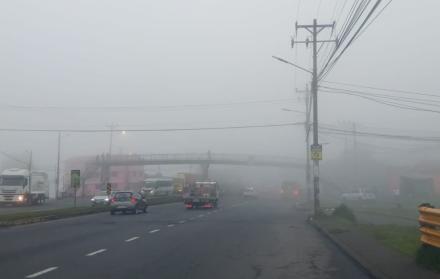 El cambio de clima ha causado neblina y lluvia en Quito. La AMT recomendó manejar con precaución.