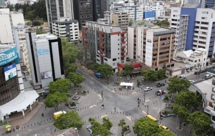 Una panorámica de una zona de La Mariscal, por donde caminan abogados, oficinistas y comerciantes, así como ciudadanos en busca de servicios.