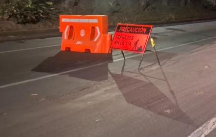 Los agentes de la AMT colocaron conos y barreras de protección en un tramo de la av. Oswaldo Guaysamín, para cerrar un punto de la vía.