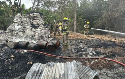 incendio en bodega clandestina en vía a la costa