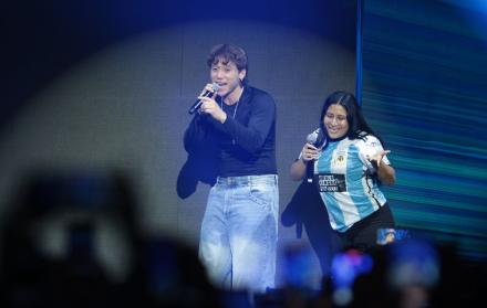 Paulo Londra junto a una fan bailando 'Recién soltera'.