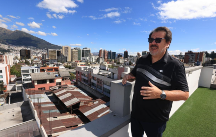 Juan Baquerizo, en una terraza en la zona de La Floresta, en el centro norte de Quito
